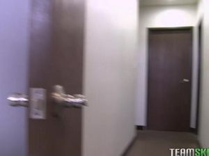 Белокурая очкастая студентка на столе раздвинула ноги перед своим преподавателем