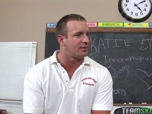 Студентка с хвостиками сосет учителю мощный пенис и дает в вагину на столе