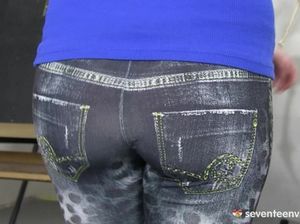 Студент в очках в классе долбит свою стройную стонущую подружку