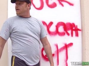 Крепкий зрелый физрук трахает студентку в раздевалке универа