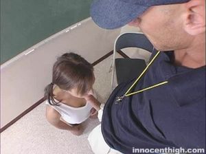 Худенькая студентка занимается сексом с лысым физруком в кепке