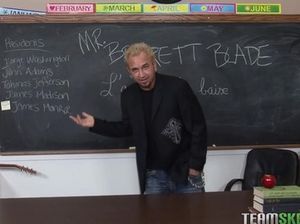 Креативный преподаватель трахает студентку с большими сиськами