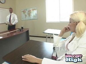 Учитель негр трахает блондинку во время сдачи экзамена