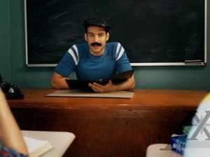 Учитель наказал двух молодых студенток и выебал их после занятий