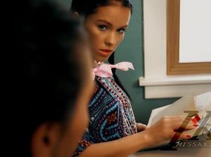 Учитель наказал двух молодых студенток и выебал их после занятий