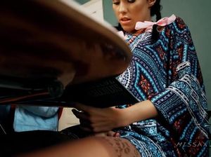 Учитель наказал двух молодых студенток и выебал их после занятий