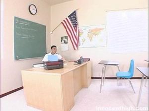 Учитель потрахал ученицу с маленькой грудью и полил ее спермой