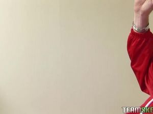 Физрук в раздевалке трахает студентку с маленькими сиськами