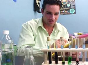 Учитель химии перепихнулся с двумя студентками на Хэллоуин