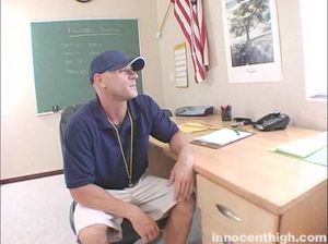 Смазливая худая студентка отсосала учителю и дала засадить в пизду в кабинете