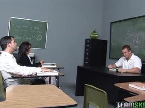 Парочка молодых студентов занялись жарким сексом в школе на уроке