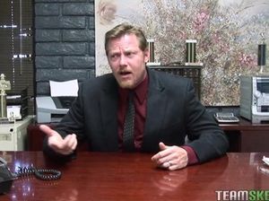 Мулатку наказали жесткой еблей в школе на столе