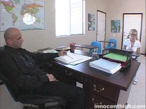 Лысый учитель жарит грудастую ученицу в очках на школьном столе