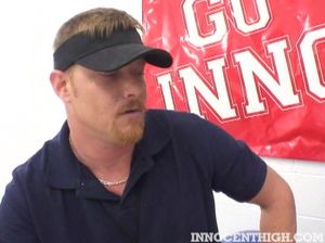 Студентка в новогоднем костюме и чулочках сосет физруку и скачет на члене