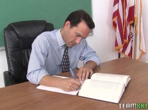 Красивая студентка прыгает влагалищем на пенисе своего учителя