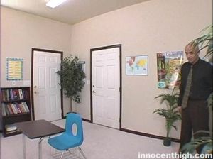 Лысый препод вылизал киску и выебал на столе сексапильную студентку