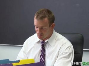 Жгучую ученицу препод ебет в школе на полу