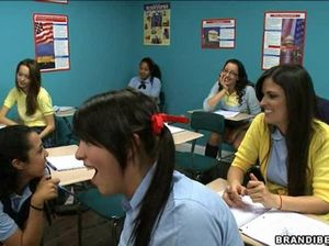 Оголтелые студентки сосут хуй препода и скачут на его члене