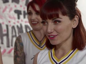 Студентки лесбиянки устроили групповую оргию и лижут киски