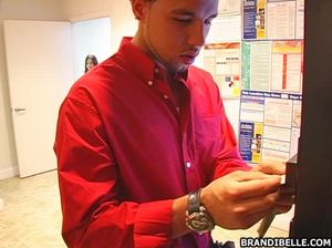 Три симпатичные минетчицы сосут член и по очереди скачут на нем