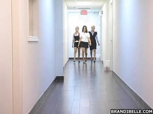 Три симпатичные минетчицы сосут член и по очереди скачут на нем