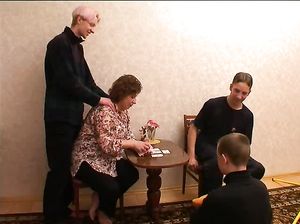 Русские парни толпой ебут зрелую соседку гадалку во все щели